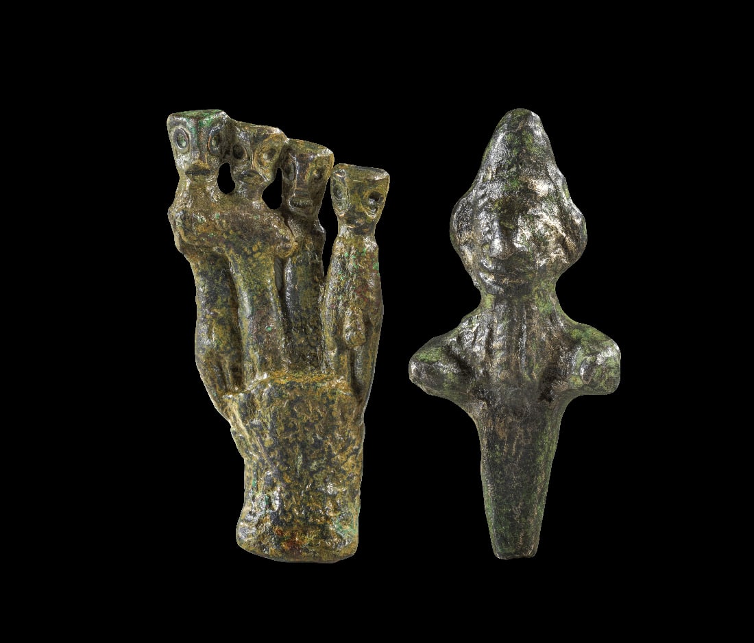 Sammlung Bronzefiguren.: Sammlung Bronzefiguren. Syro-hethitisch, 2. Jt. v. Chr. a) H 6,5cm. Votivgruppe von vier Bronzefiguren auf einer Basis mit den typischen dreiecksfoermigen Koepfen und Kreisaugen. Intakt. b) L 6,5cm.