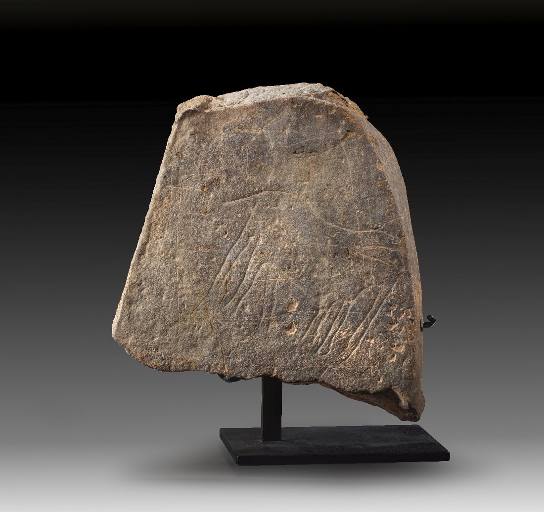 Afrikanische Felszeichnung.: Afrikanische Felszeichnung. Sahara, Bubaluszeit, ca. 10.000 - 6000 v. Chr.? 32 x 32cm, T ca. 8cm. Rundum natuerlich gebrochener, stelenartiger Stein mit einem eingeritzten, nach rechts gewandten