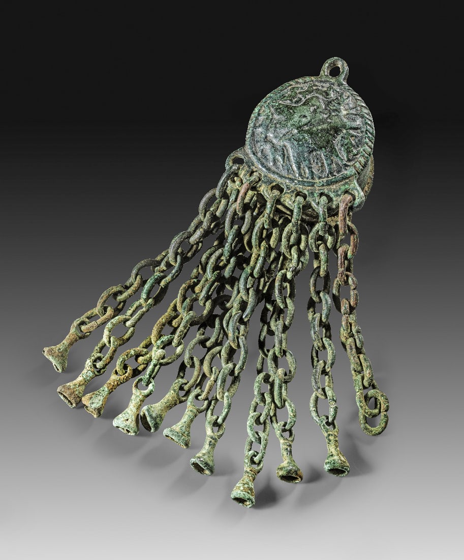 Pyxis mit Anhaengern aus Bronze.: Pyxis mit Anhaengern aus Bronze. Proto-wikingisch / finno-ugrisch, Voruralgebiet, 5. - 8. Jh. n. Chr. Zweiteilige, zylindrische Dose (? 4,6cm H 4,2cm) mit jeweils sechs Kettenanhaengern, an denen