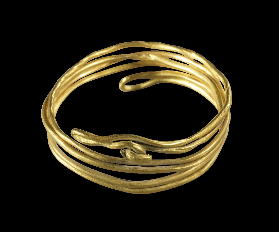 Goldener Spiralreif.: Goldener Spiralreif. Mittlere Bronzezeit, 14. Jh. v. Chr. 12,79g, ? ca. 3,6cm. Aus doppelten Golddraht dreifach gewunden. Gold! Intakt. Provenienz: Ex Hermann Historica, Auktion 80, 13.11.2019, Los 18