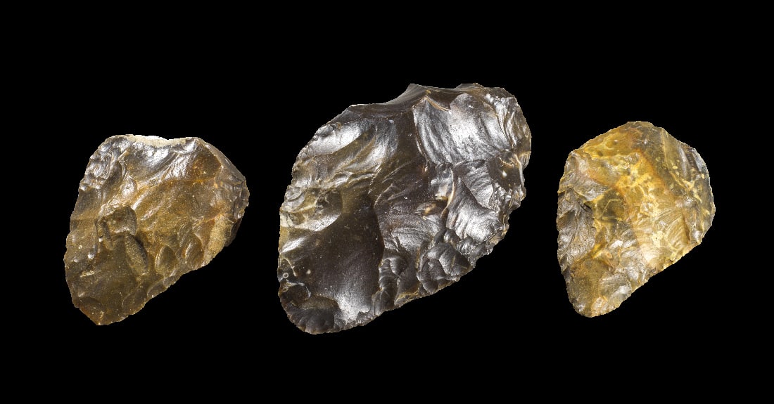 Drei herrliche palaeolithische Faustkeile aus Westeuropa.: Drei herrliche palaeolithische Faustkeile aus Westeuropa. Acheul?en, 400.000 - 150.000 v. Chr. L 10,4 bis 16cm. Das groesste Exemplar aus dunkelgrauem Feuerstein, die beiden anderen aus grau und