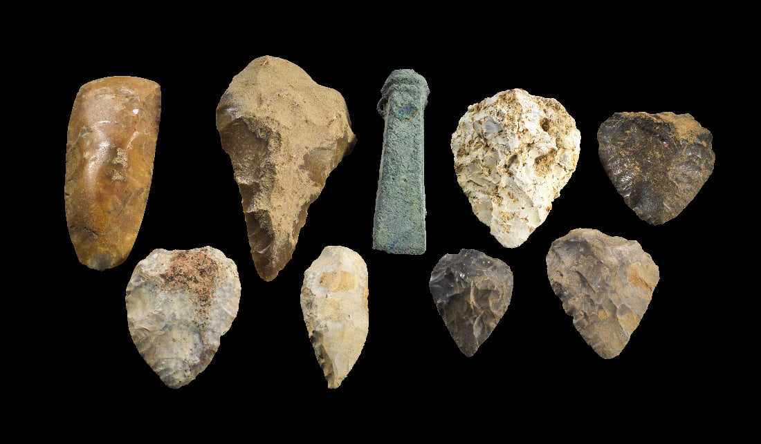 Sammlung steinzeitlicher Artefakte aus Westeuropa.: Sammlung steinzeitlicher Artefakte aus Westeuropa. Fuenf palaeolithische Faustkeile der Acheul?en: a) 11,2cm. Weisser Quarzit. b) 9,9cm. Grauer Feuerstein. c) 9,2cm. Grauer bis gruenbrauner