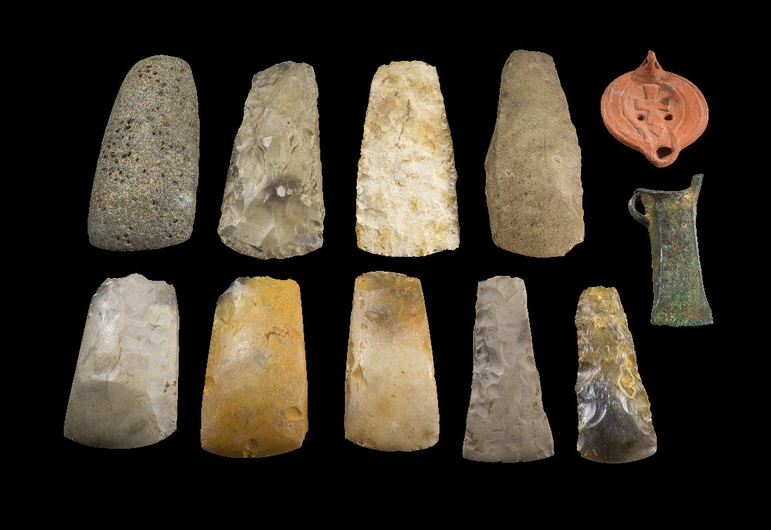 Herrliche Sammlung neolithischer Steinbeile aus dem Ostseegebiet.: Herrliche Sammlung neolithischer Steinbeile aus dem Ostseegebiet. a) L 13,1cm. Grauer Feuerstein. FO Sagard. b) L 13,5cm. Sehr schoener gruener Feuerstein mit gelblicher Maserung. c) L 13,6cm. Grauer
