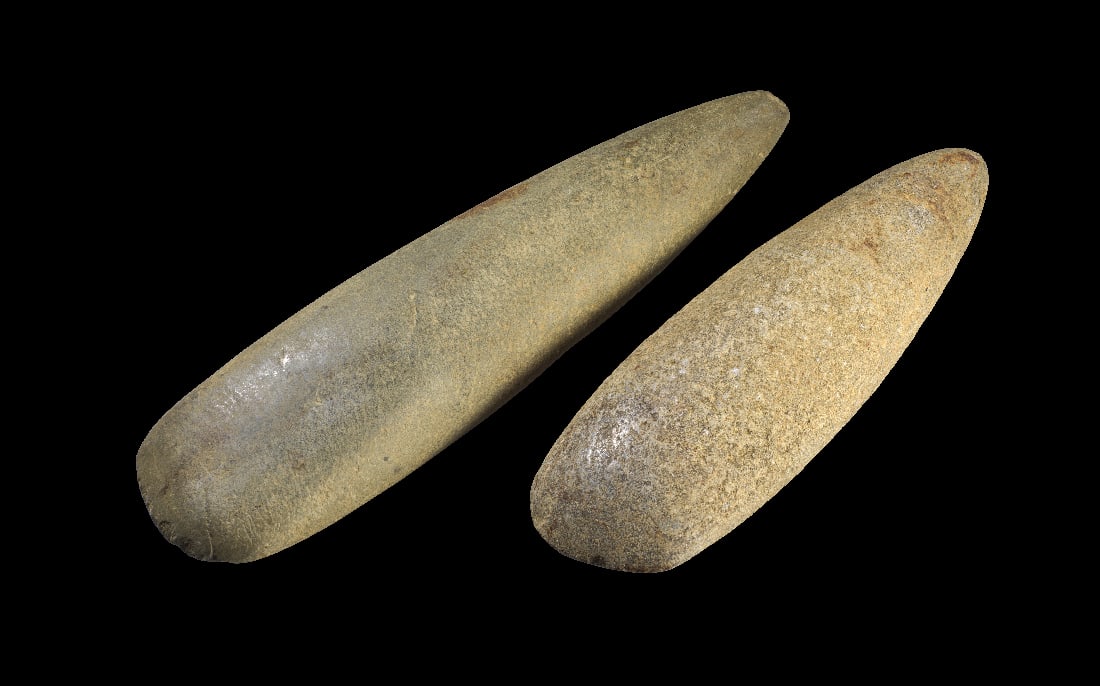 Zwei grosse neolithische Steinbeile aus Westeuropa.: Zwei grosse neolithische Steinbeile aus Westeuropa. ca. 6000 - 3000 v. Chr. L 24,6 und 29,6cm. Gruenlicher Epidiorit. 2 Stueck! Bis auf winzige Bestossungen am schmalen Ende intakt. Provenienz: Ehemal