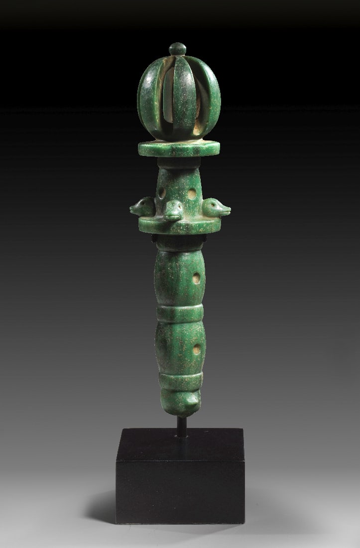 Zepter.: Zepter. Maya, ca. 500 - 1000 n. Chr. H 29cm. Jadeit. Das untere Ende bildet der Kopf eines uebernatuerlichen Wesens mit den Zuegen eines Affen, grossen runden Augen, nach unten gezogenen Mundwinkeln u