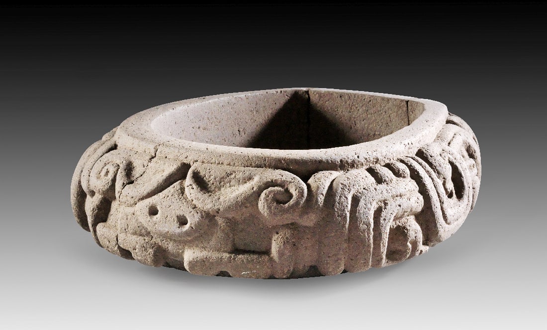 Jochstein .: Jochstein. Vera Cruz, 250 - 450 n. Chr. L ca. 45cm, B ca. 33cm (innen 35 x 23cm). Grauer Basalt. In Stein gehauener und reich reliefierter Hueftgurt der mesoamerikanischen Ballspieler in