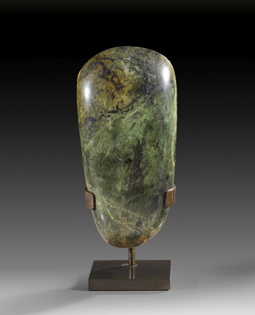 Jadeaxt.: Jadeaxt. Olmeken, ca. 1200 - 800 v. Chr. Marmorierte Jade, H 17,5cm. Linsenfoermiger Koerper mit schmaler Schneide. Intakt. Provenienz: Ex Sammlung H.B., Rheinland. Erworben vor 2003. A lentoid Olmec