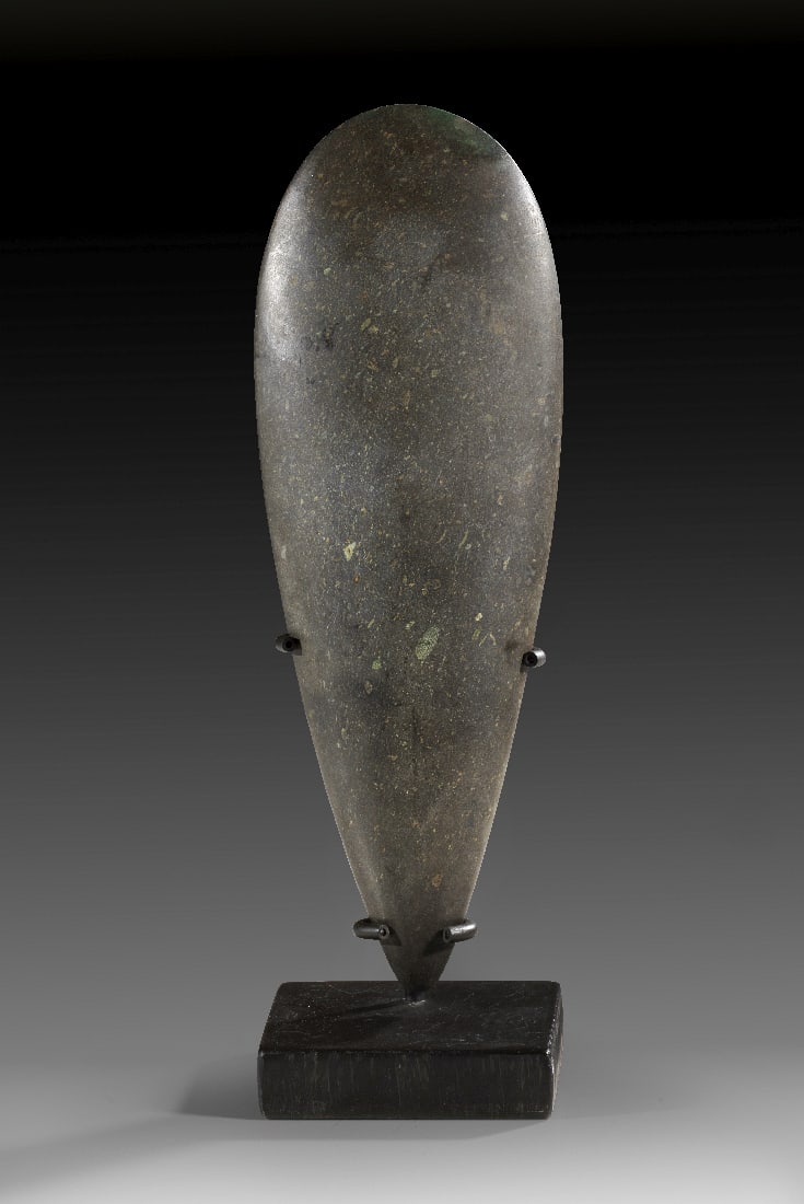 Axtblatt.: Axtblatt. Taino, ca. 1000 - 1500 n. Chr. H 25cm. Schwarzer Stein. Zeremonielles Axtblatt ("Petaloid Celt"), das einst an einem hoelzernen Schaft befestigt war. Vgl. Taino: Art and Culture from the
