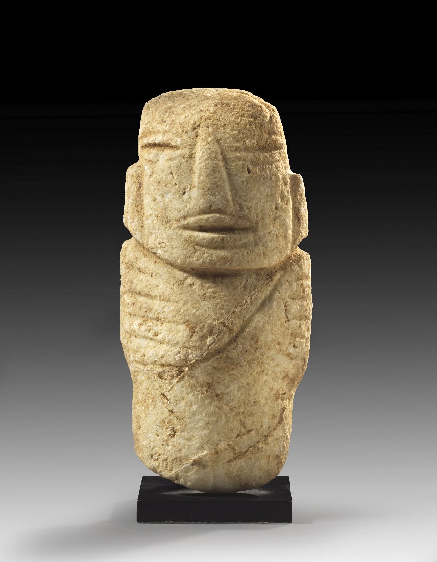 Stein-Idol.: Stein-Idol. Cola de Palma, Oaxaca, ca. 300 v. - 200 n. Chr. Mezcala-Stil. H 23,5cm (ohne Sockel), Sockelhoehe 1,4cm. Marmor. Stehende Figur mit kurzen, durch eine flache Furche voneinander getrennten