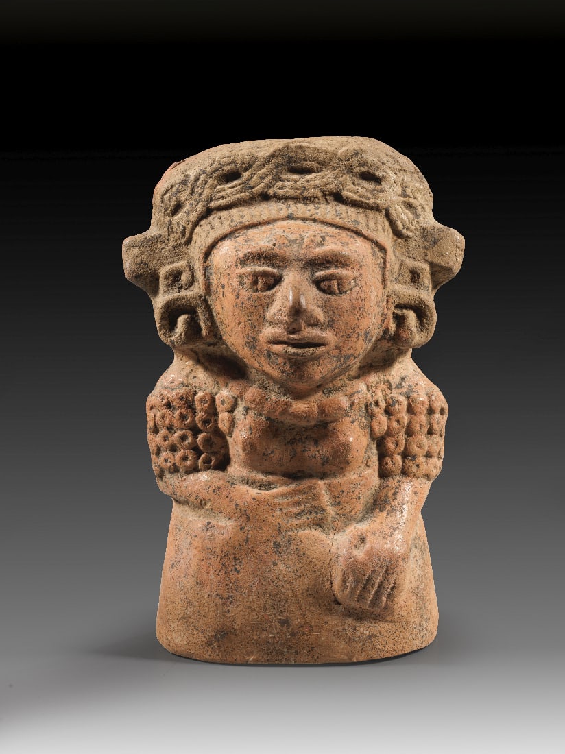 Adlige Dame.: Adlige Dame. Maya, ca. 900 - 1000 n. Chr. H 17cm. Gebrannter Ton mit roetlichem ueberzug. Figur einer Frau mit praechtig verziertem Kopfschmuck, Ohrspulen, Nasenring u. Halskette, die Schulterpartien
