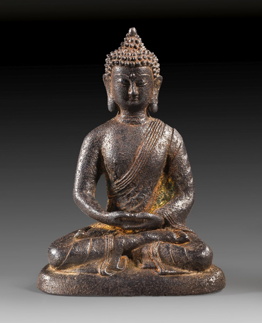 Kleinplastik des Buddha Sakyamuni aus Eisen.: Kleinplastik des Buddha Sakyamuni aus Eisen. Sino-tibetisch, wohl Quing-Zeit, Qianlong-Periode (1736-1795). H 19cm, B 14cm. Eisen. Hohl gegossen, wohl im Sandguss mit anschliessender leichter Nachzise