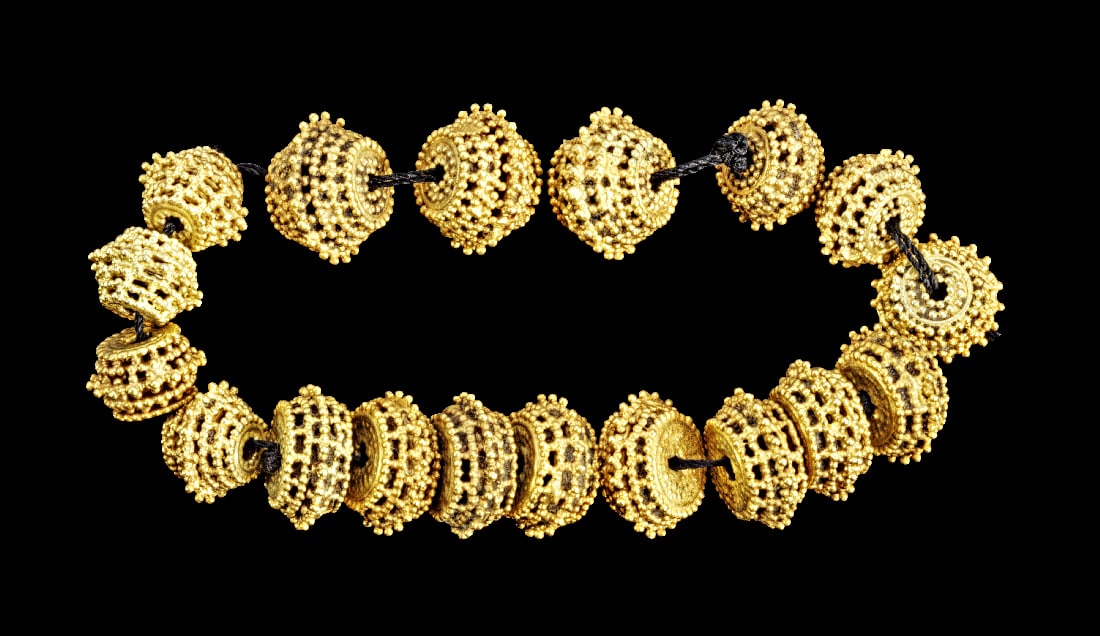 Sammlung Goldperlen.: Sammlung Goldperlen. Indien, fruehes 20. Jh. 42,39g. 21 Karat. Durchbrochen gearbeitete Perlen. 18 Stueck! Gold! Modern aufgefaedelt, intakt. Provenienz: Ex Gorny & Mosch Auktion 316, 2025, Los 423;