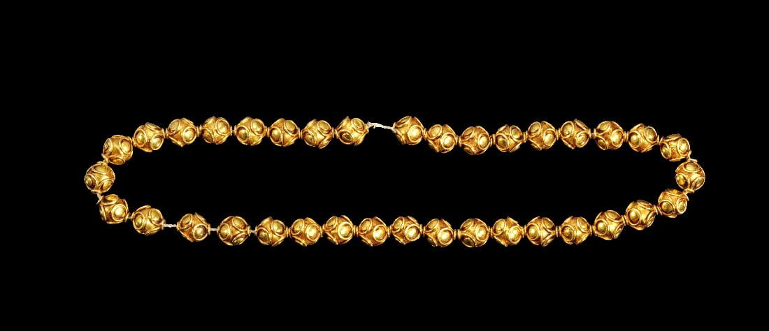 Kette mit Goldperlen.: Kette mit Goldperlen. Islamisch, 19. Jh. 22,75g, L 26cm. 21 Karat. Runde Perlen mit aufgelegten Drahtkreisen. Eventuell von einer Gebetskette. Gold! Modern aufgefaedelt. Provenienz: Ex Gorny & Mosch
