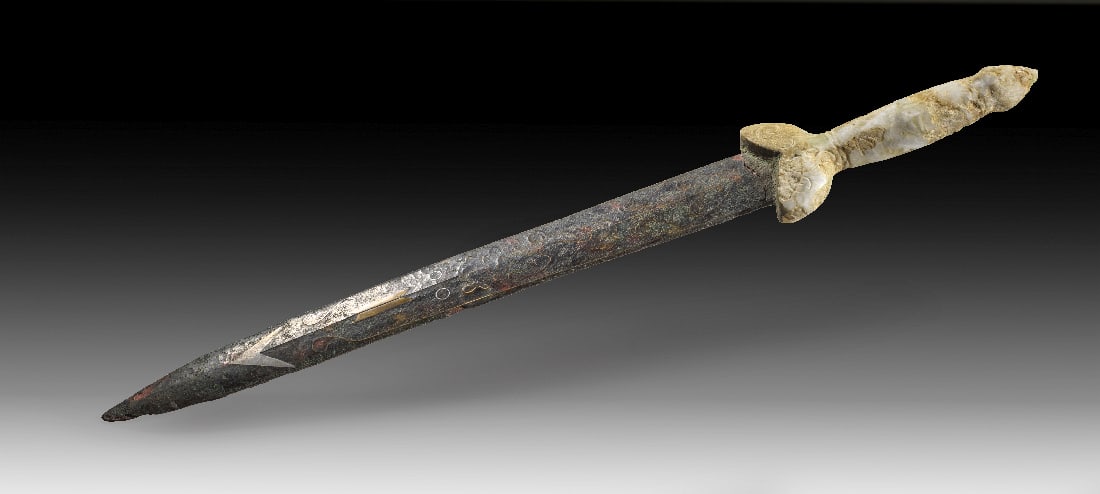 Praechtiger Dolch mit Silbereinlagen und Chalzedongriff.: Praechtiger Dolch mit Silbereinlagen und Chalzedongriff. China, Han-Zeit, 206 v. Chr. - 220 n. Chr. L ca. 44cm. Bronze, fein patiniert. Schwertblatt mit Silbertauschierung, Griff aus versintertem Chal