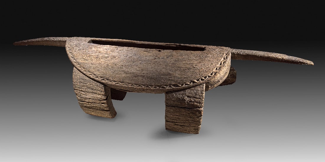Grosse zoomorphe Schlitztrommel der Yangere.: Grosse zoomorphe Schlitztrommel der Yangere. Im Grenzgebiet der Zentralafrikanischen Republik und Kameruns, westlich des Bangui, 64 x 234cm. Die Yangere sind die westlichsten Vertreter einer Reihe