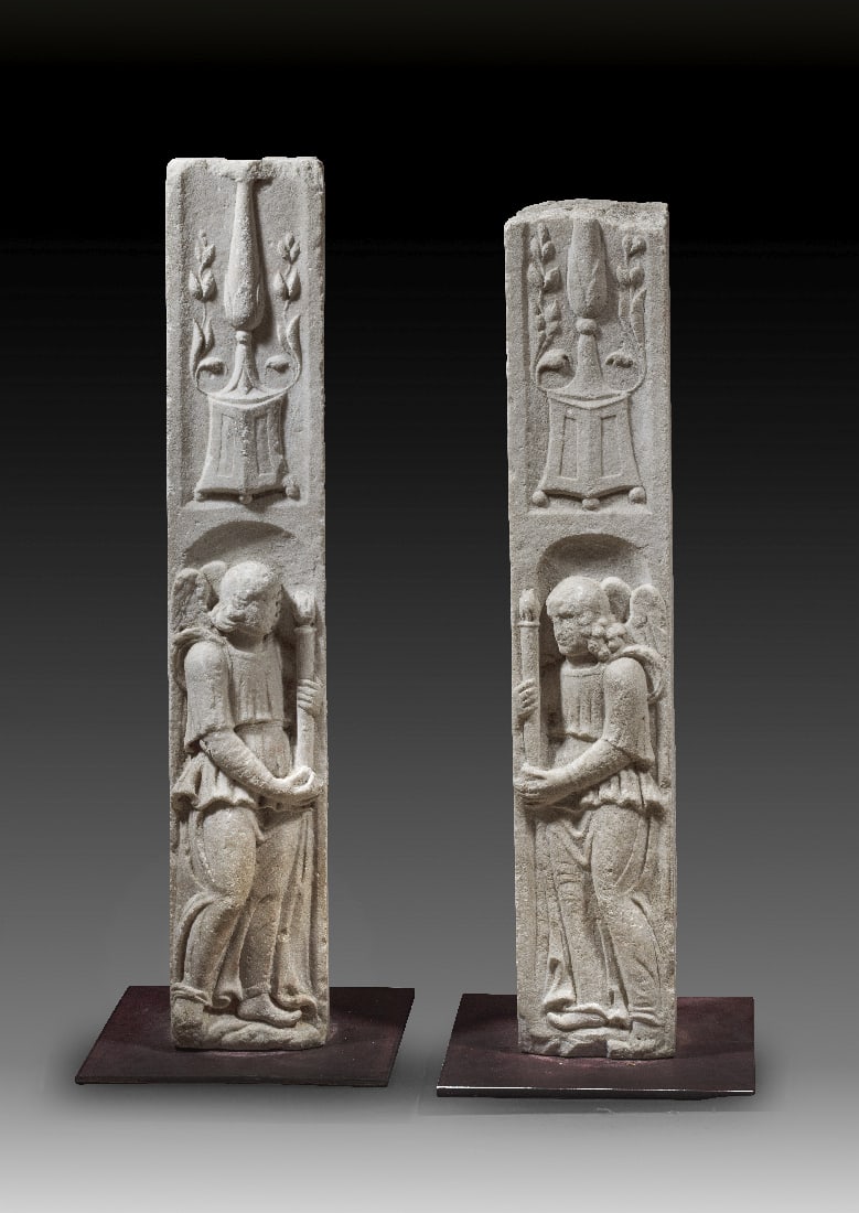 Figural verzierte Wangen einer Architektur aus Marmor.: Figural verzierte Wangen einer Architektur aus Marmor. Spaetrenaissance, 16. Jh. n. Chr. H 87,1 und 83,4cm, B 15,1cm, T 16,8cm. Pilasterfoermige Wangen mit annaehernd viereckigem Querschnitt, die