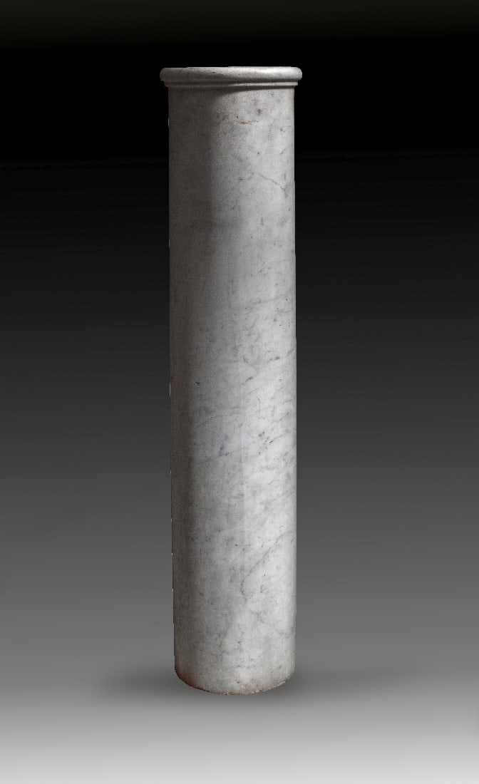 Saeule.: Saeule. 16. - 18. Jh. Weisser, feinkristalliner, grau geaederter Marmor. H 133cm, ? 28cm unten. Der untere Abschluss glatt, der obere mit umlaufendem Wulst. Kleinere Bestossungen. Provenienz: Ex