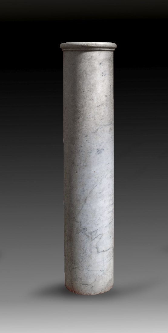 Saeule.: Saeule. 16. - 18. Jh. Weisser, feinkristalliner, grau geaederter Marmor. H 133cm, ? 28cm unten. Der untere Abschluss glatt, der obere mit umlaufendem Wulst. Kleinere Bestossungen. Provenienz: Ex