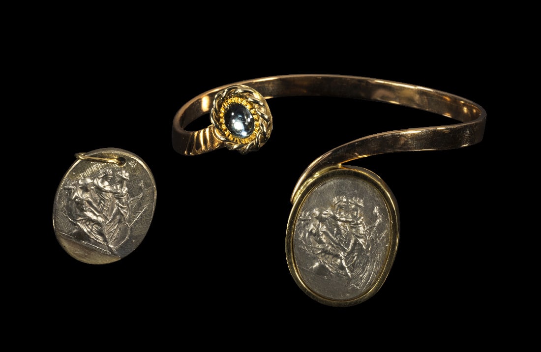 Armreif aus Gelbgold mit Aquamarin und Abguss einer Gemme des 17. Jhs.: Armreif aus Gelbgold mit Aquamarin und Abguss einer Gemme des 17. Jhs. 34,91g, ? 6,2cm. Armreif mit offenen Enden. An einem Ende ein in Gold und Silber gefasster Aquamarin, am anderen Ende ein Silbera