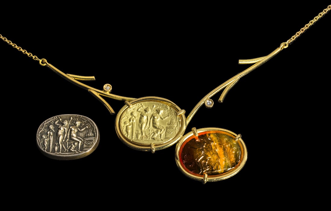 Goldcollier mit Karneol-Anhaenger.: Goldcollier mit Karneol-Anhaenger. Gemme Mitte 18. Jh., Fassung, Kette und Brillanten modern. 27,72g, L ca. 46cm. Querovaler Intaglio aus transluzentem Honig-Karneol mit einer dionysischen Szene: Zwei