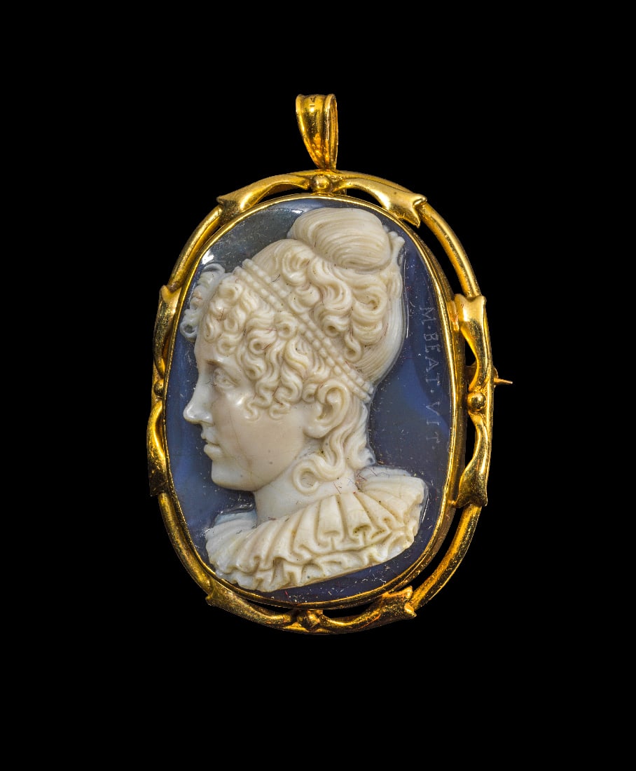 Brosche/Anhaenger mit Kameo im Stil von F. Pozzi.: Brosche/Anhaenger mit Kameo im Stil von F. Pozzi. 18. - 19. Jh. 19,28g, H 4,7cm. Hochovaler, zweischichtiger Kameo aus Onyx im Stil von F. Pozzi mit der Bueste einer Frau mit elaborierter Frisur und g