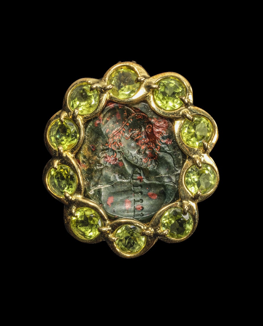 In Gold gefasster Jaspis-Anhaenger mit Portraet von Inigo Jones.: In Gold gefasster Jaspis-Anhaenger mit Portraet von Inigo Jones. Gemme, England, 18. Jh., Fassung modern. 13,03g, H 3,25cm. Gemme aus gruenrotem Jaspis mit dem Portraet des beruehmten Baumeisters
