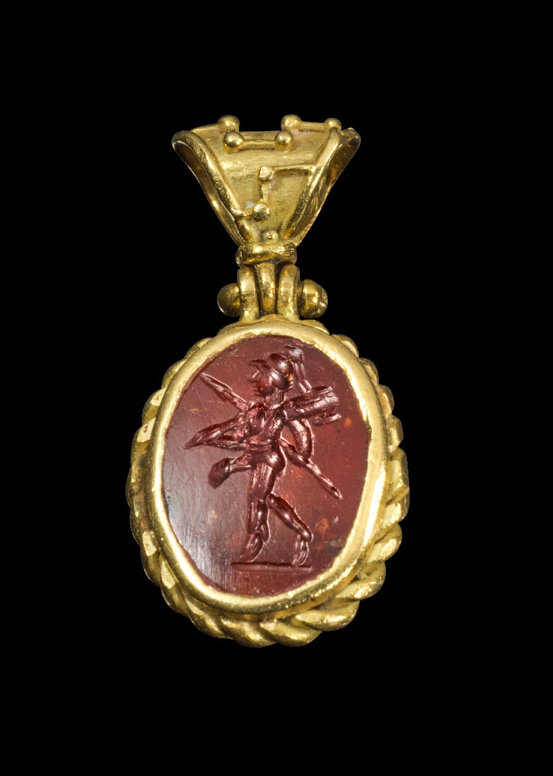 Moderner Goldanhaenger mit antiker Karneol-Gemme.: Moderner Goldanhaenger mit antiker Karneol-Gemme. Gemme 2. Jh. n. Chr. 3,73g, H 3,8cm. Goldanhaenger in antikisierendem Stil. Auf der Gemme ist Mars Gradivus (Gradivus ist der Beiname des in die Schla