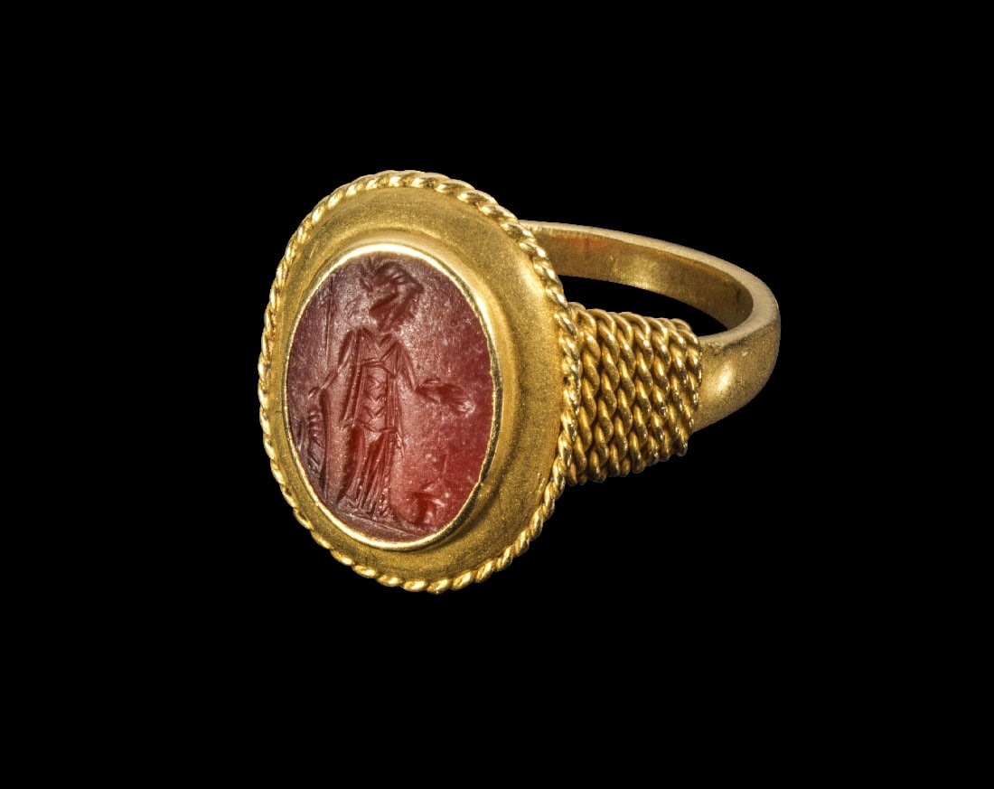 Gelbgoldring mit Gemme aus rotem Karneol.: Gelbgoldring mit Gemme aus rotem Karneol. Gemme 2. - 3. Jh. n. Chr., Ring modern. 6,59 g. Ringgroesse 52. Moderner Ring aus Gelbgold, innen auf der Ringschiene Stempel "3584". Auf dem Intaglio die