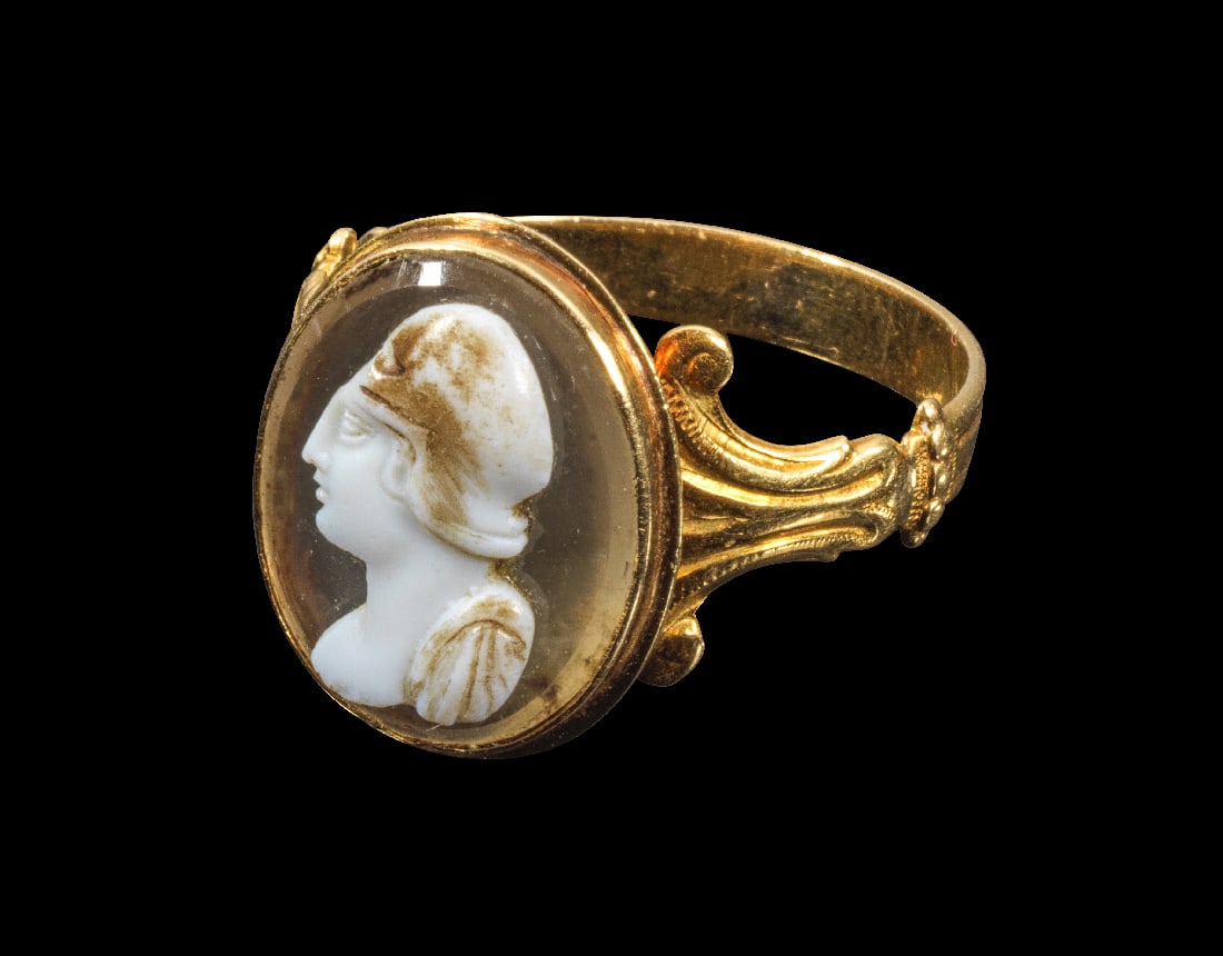 Gelbgoldring mit Achatkamee.: Gelbgoldring mit Achatkamee. 20. Jh. 5,2g, Ringgroesse 63. Mit einer Achatkamee, die die behelmte Bueste der Minerva nach antikem Vorbild darstellt. Tragbar! Gold! Intakt. Provenienz: Ex Phidias, 21.