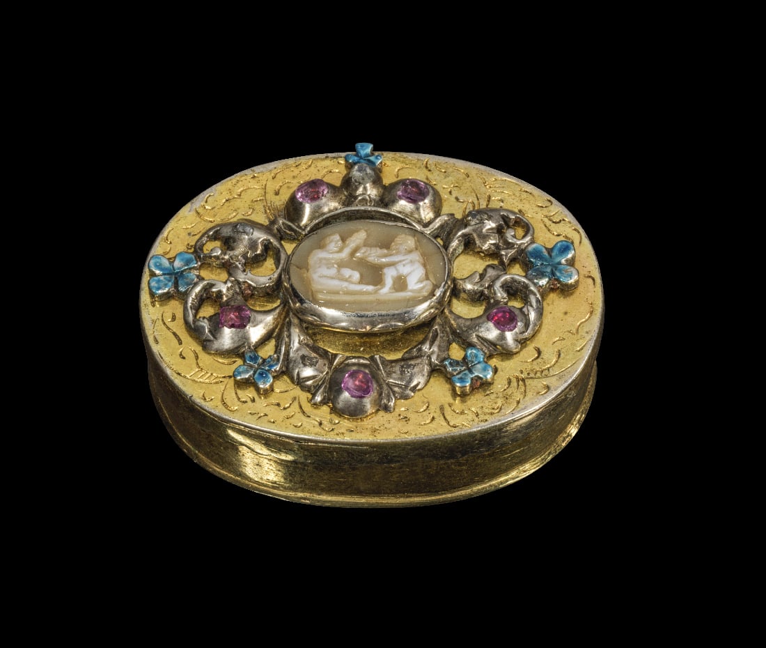 Kleine Vermeil-Dose aus vergoldetem Silber mit Achatkamee.: Kleine Vermeil-Dose aus vergoldetem Silber mit Achatkamee. Achatkamee 16. Jh., Dose 19. Jh. 14,03g, B 3,5cm, H 1,1cm. Auf dem Deckel ein Achatkameo mit Venus und einem Floete spielenden Eroten,