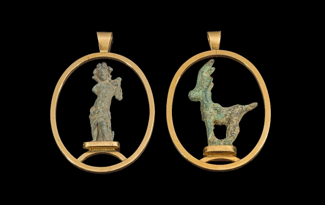 Zwei ovale Goldanhaenger mit antiken Bronzefiguren. (1 of 1)