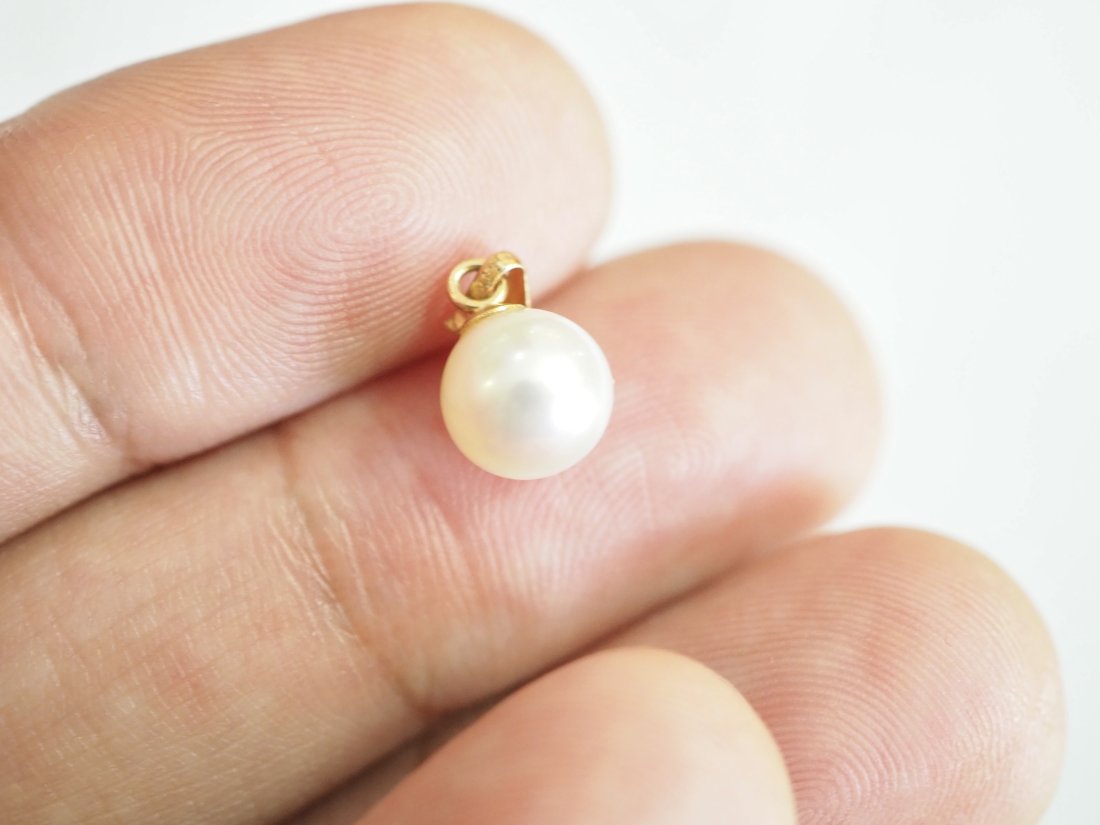 NO RESERVE 14K Solid Gold 7.5mm Fresh Water Pearl Pendant: Marked"14K". A gorgeous little fresh water pearl pendant for everyday wear! The diameter of this gorgeous pearl is 7.5mm. Weight= 0.80 grams. FREE: -beautiful jewelry box -certificate of guarantee SHI