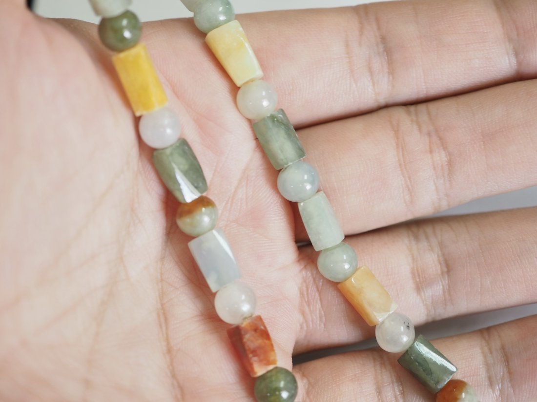 NO RESERVE 18K Gold Plated Brass Multi-Stone Necklace: A fantastic Multi-stone necklace for everyday wear! Metal clip tested as brass. There are 51 stones with multi-shapes with good luster. Weight= 35 grams. Length is 17 inches. FREE: -beautiful jewelry 