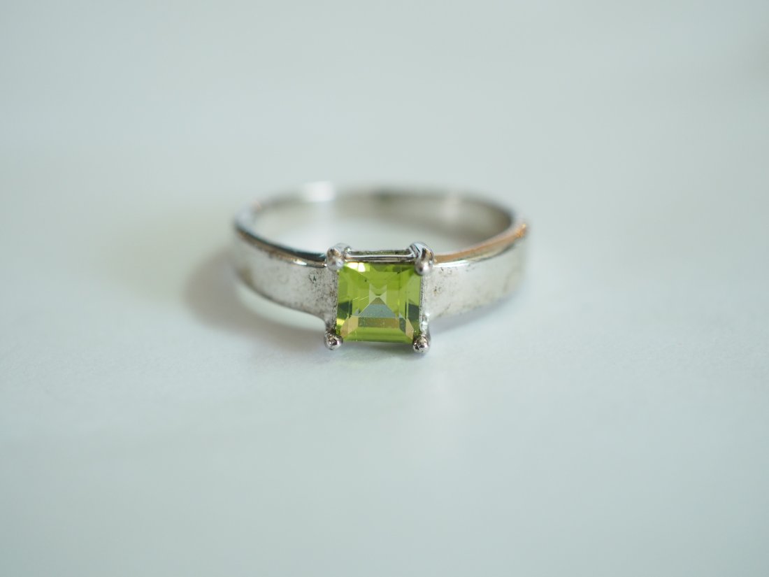 NO RESERVE Sterling Silver Solitaire Squared Peridot Band Ring (1 of 4)