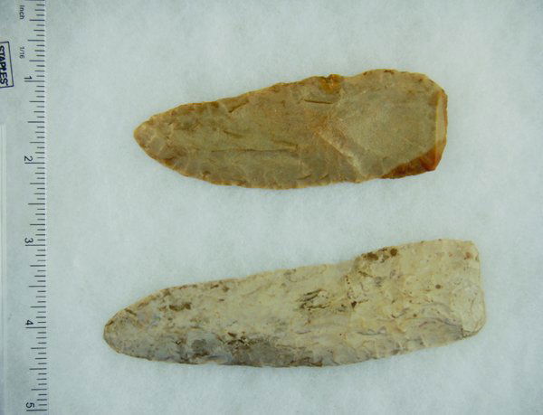AACA Set of 2 Early Archaic Flint Knives - Ohio: Set of 2 Early Archaic Flint Knives found in Fairfield Co., OH. This is from the collection of the late author Lar Hothem's personal collection. Lar was an Ohio collector who wrote over 35 books on In