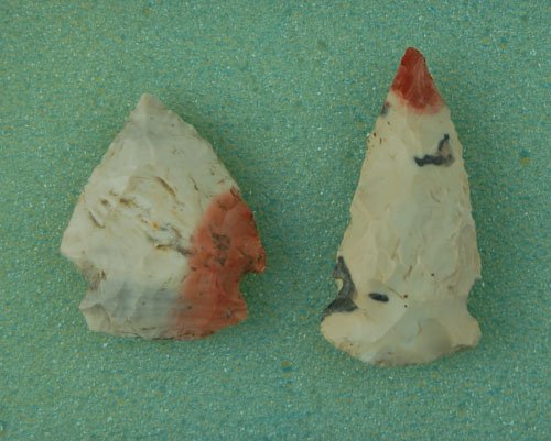 Pair of OH Flint Ridge points. Nice color. Lar Ho: Pair of OH Flint Ridge points. Nice color. Lar Hothem Collection.