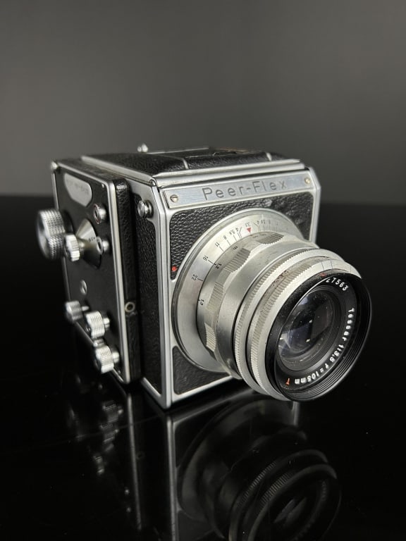 Peer-Flex Medium Format Camera w/ Zeiss Tessar: Peer-Flex Medium Format Camera w/ Zeiss Tessar 105mm f. 3.5 Lens. Untested.