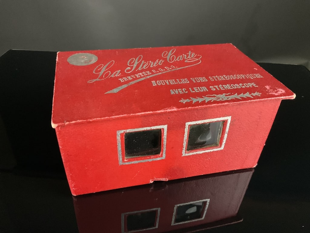 La St?r?o Carte Postcard Stereo Viewer w/ postcard: French Stereo Viewer w/ Postcards of scenes of America. Small indent to botom of box shown in photos.