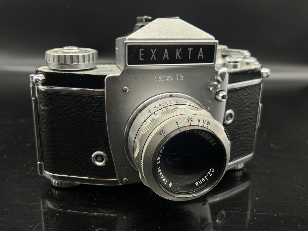 EXAKTA Varex IIB w/ Ziess Tessar 50mm f/2.8: See title and images for a description on this item.