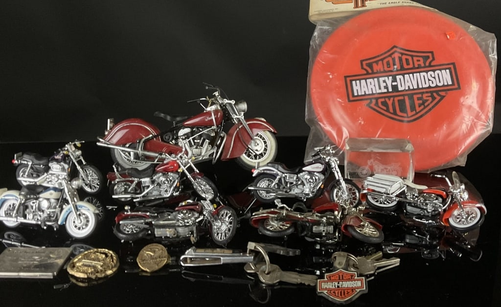 Harley-Davidson Motorcycles lot models etc. (1 of 8)