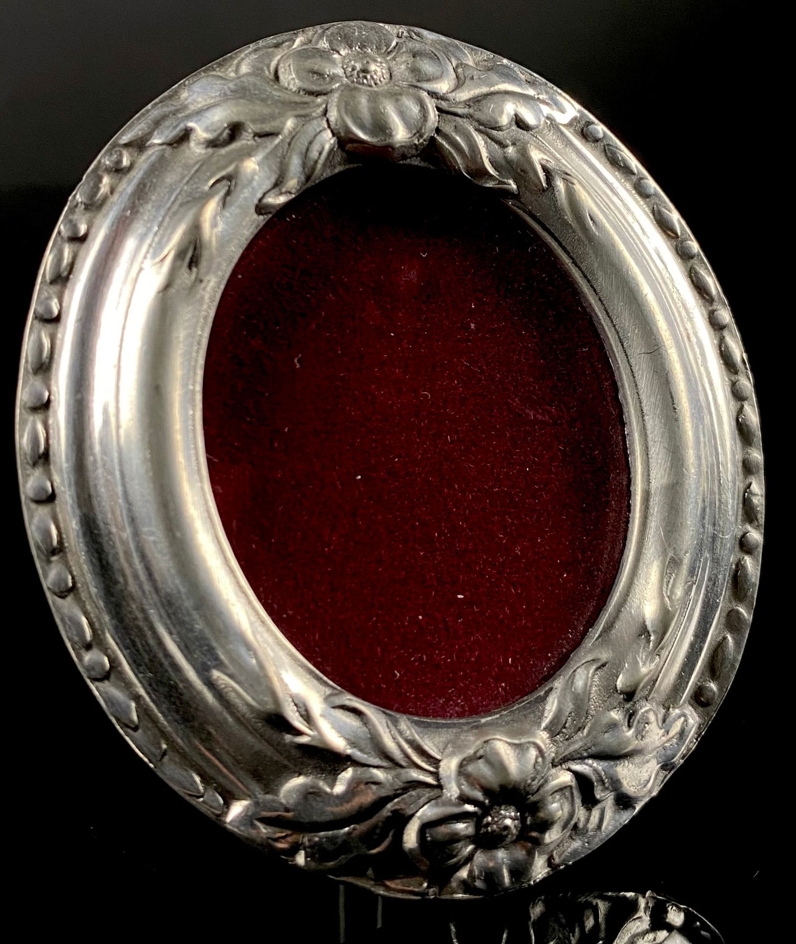 Elias Artmetal Fine Pewter Oval Tabletop Frame, 1987: An Elias Artmetal Fine Pewter oval tabletop frame, crafted in 1987. The frame features an ornate decorative border with raised floral and foliate motifs and an outer beaded edge, consistent with an Ar
