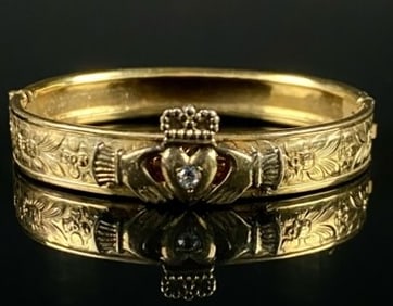 A Yellow Metal Claddagh Hinged Bangle Bracelet with Engraved Floral Decoration