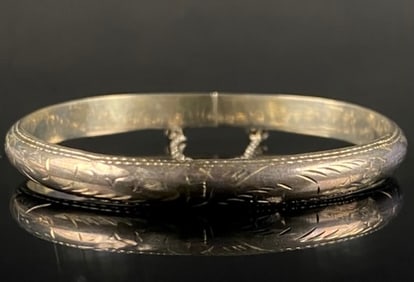 A Vintage Sterling Silver Etched Hinged Bangle Bracelet