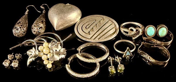 A Collection of 10 Sterling Silver and Silver-Toned Jewelry Items 2 ozt