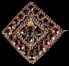 Victorian Brooch Set with Numerous Garnet and Amber Center