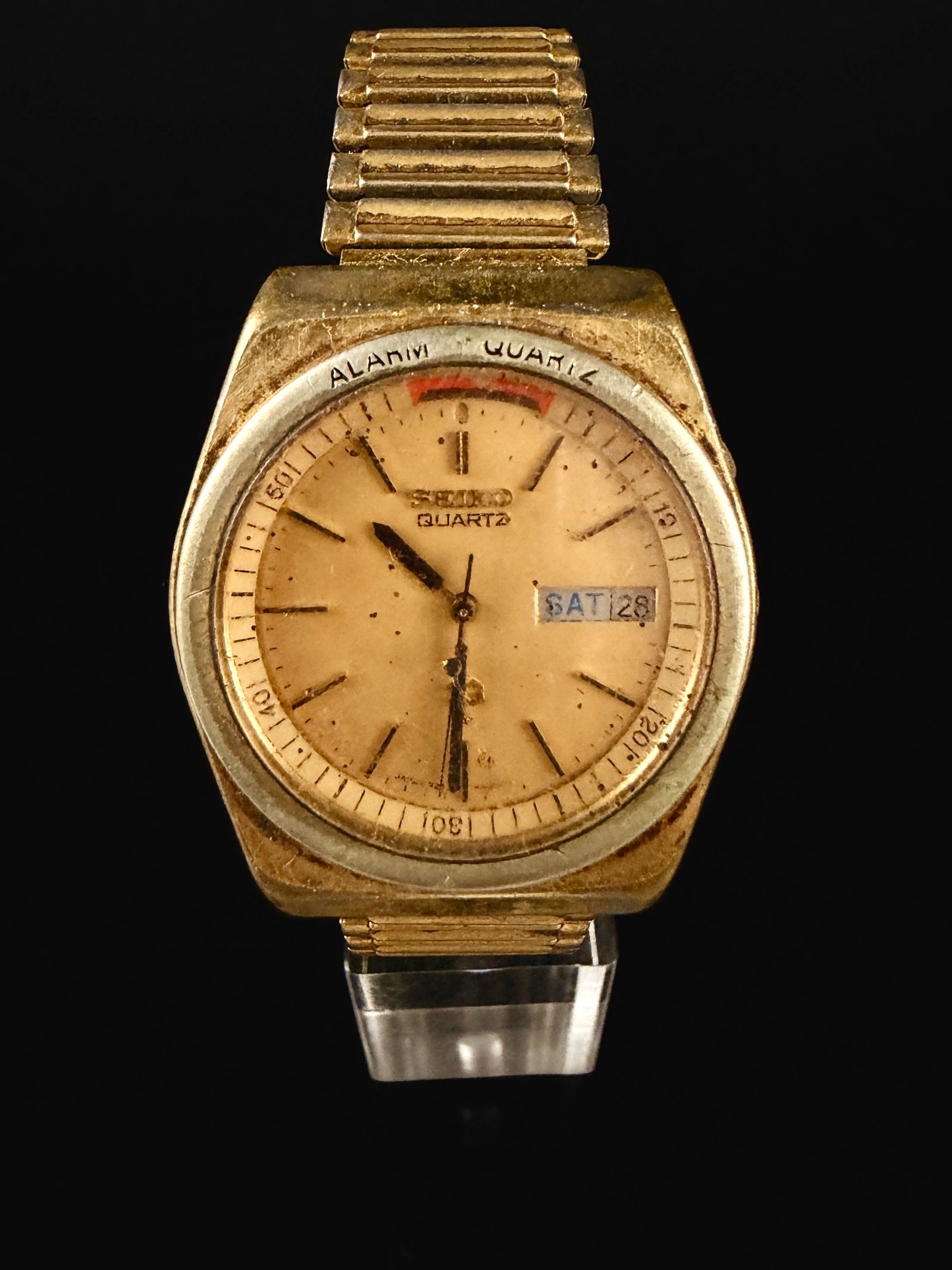 Seiko SQ 7223-6019 Alarm Quartz Men's Wristwatch: untested A vintage Seiko SQ Alarm Quartz wristwatch, model 7223-6019. The timepiece features a gold-tone base metal case and a champagne-colored dial with baton hour markers. A day-date aperture is po