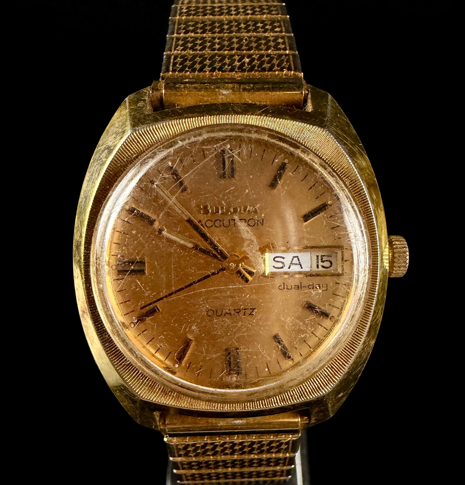 Bulova Accutron Date/Day 10k Gold Plated Men's Quartz Wristwatch: Does not Run, A vintage Bulova Accutron dual-day quartz wristwatch featuring a cushion-shaped case with an engine-turned bezel. The gold-tone dial displays applied baton indices and a day-date apertur