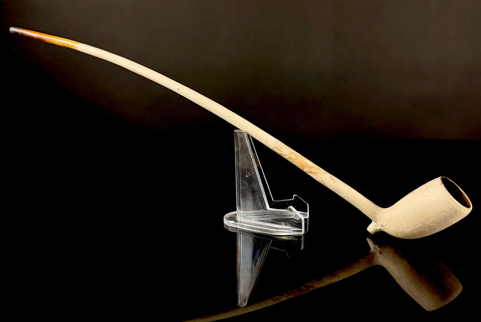 An 18th or 19th Century Kaolin Clay Churchwarden Smoking Pipe (1 of 8)