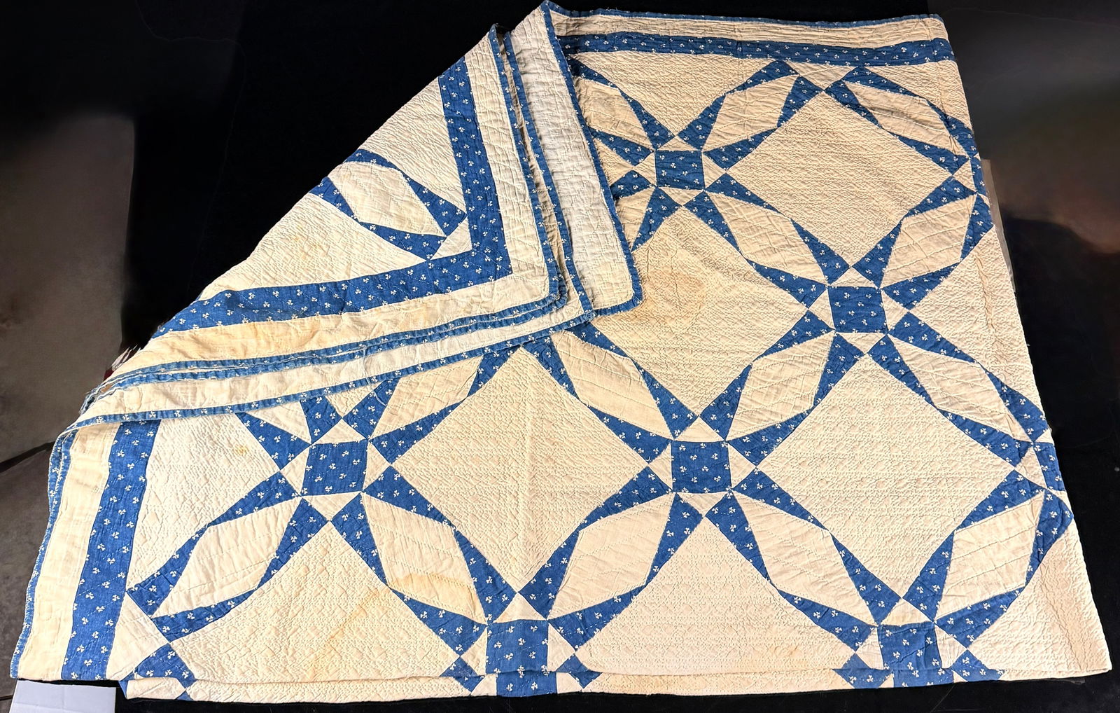 A Handmade Blue and White Hunter's Star Pattern Patchwork Quilt - 10