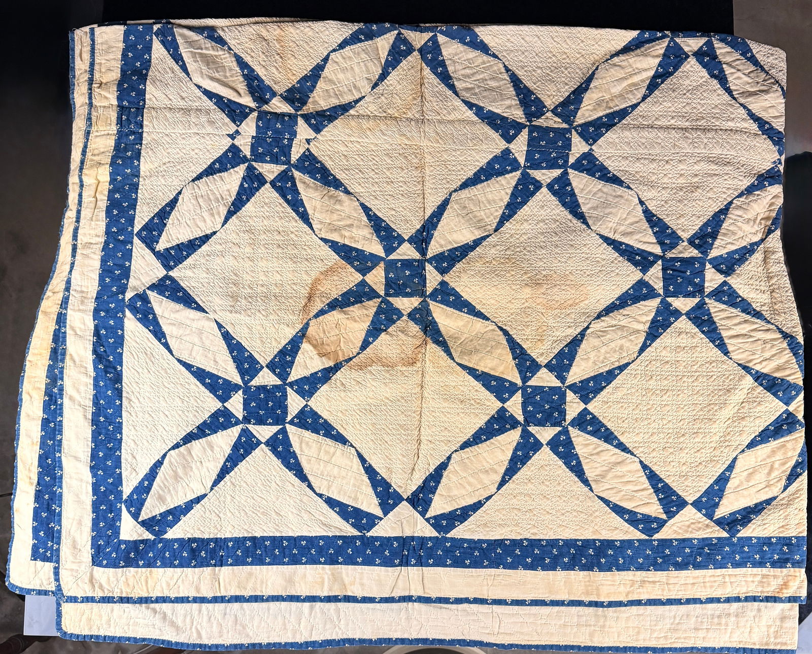A Handmade Blue and White Hunter's Star Pattern Patchwork Quilt - 2